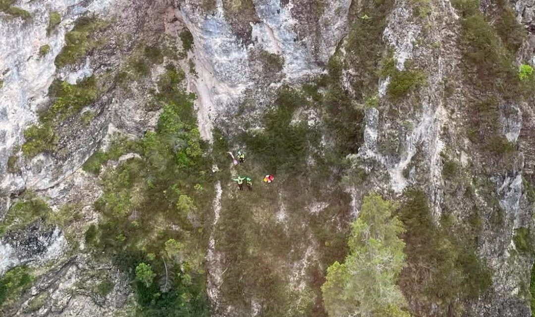 Cortina, escursionista slovena trovata senza vita sotto le Cascate di Fanes: era scivolata nel vuoto