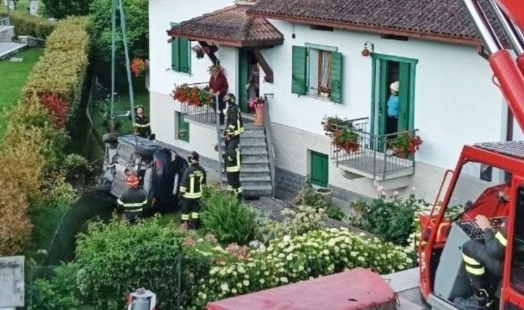 Auto nel giardino di casa a Farra d’Alpago: recuperata con l’autogru alle 4 di notte