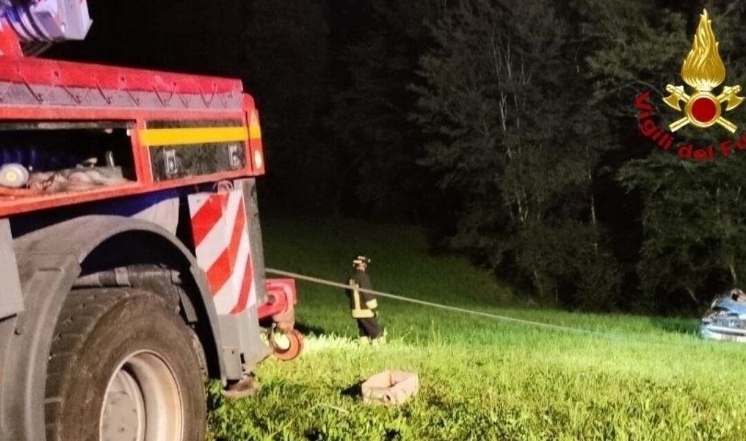 Incidente nella notte a Tisoi di Belluno: due occupanti fuori dall’abitacolo, veicolo recuperato con l’autogrù