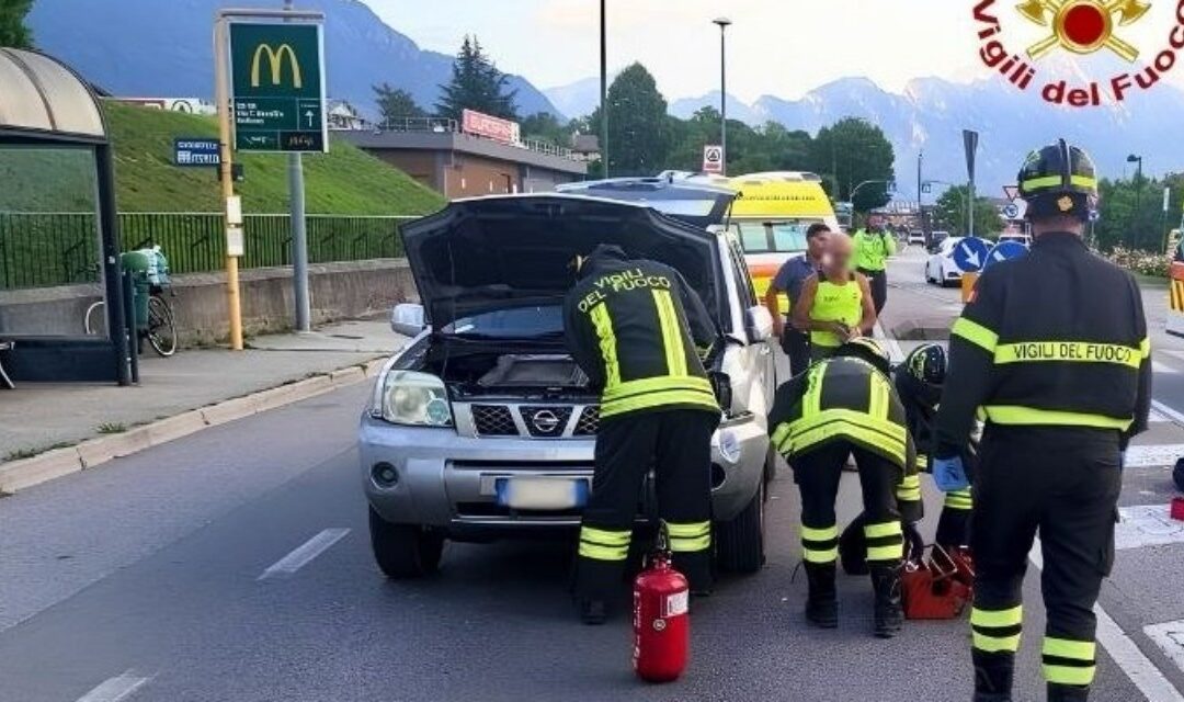 Auto investe due pedoni in viale Europa a Belluno: strada chiusa e soccorsi in azione
