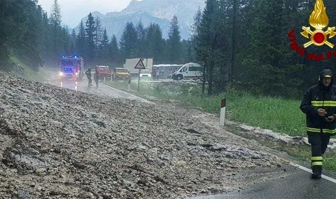 Frana sulla SR 48 delle Dolomiti: strada chiusa tra Pocol e il Passo Falzarego