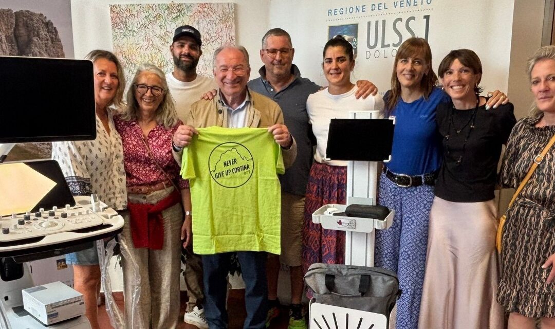 Belluno, due nuovi ecografi all’ULSS 1 Dolomiti grazie alla donazione di Never Give Up Cortina: nascono dalla campagna “Un fiore per Daria”
