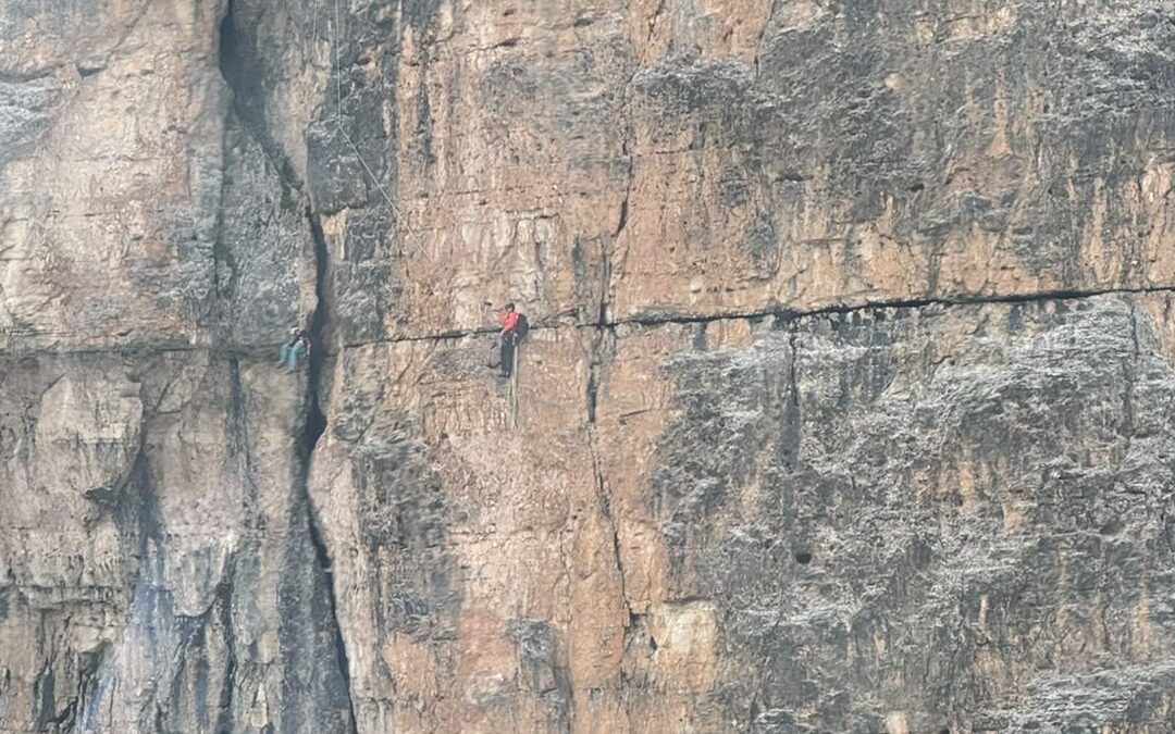 Cortina, alpinista vola sul Becco di Mezzodì e quattro escursionisti bloccati recuperati sotto Punta Nera