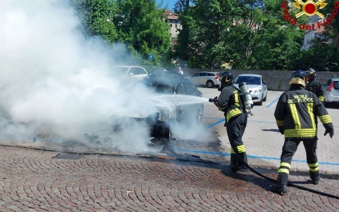 Feltre, auto in fiamme in via Garibaldi: intervento dei Vigili del Fuoco