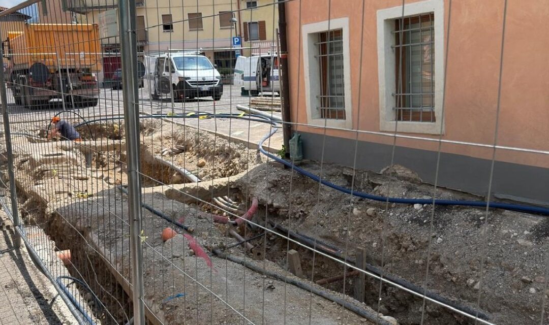 Villa di Villa, i lavori in Piazza Indipendenza procedono nei tempi: nuovi sottoservizi e più sicurezza stradale