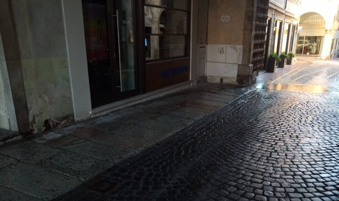 Belluno, pulizia straordinaria a Porta Dojona: restaurato il decoro del sottoportico e posizionate due nuove panchine