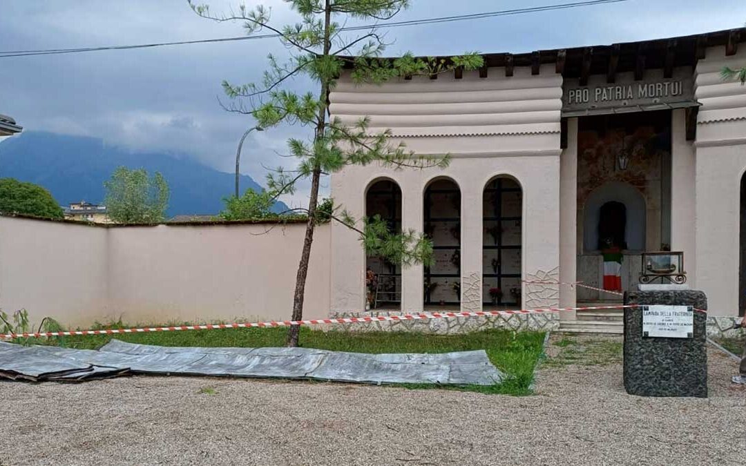 Vento forte a Prade, si stacca una lamiera dall’ossario dei Caduti