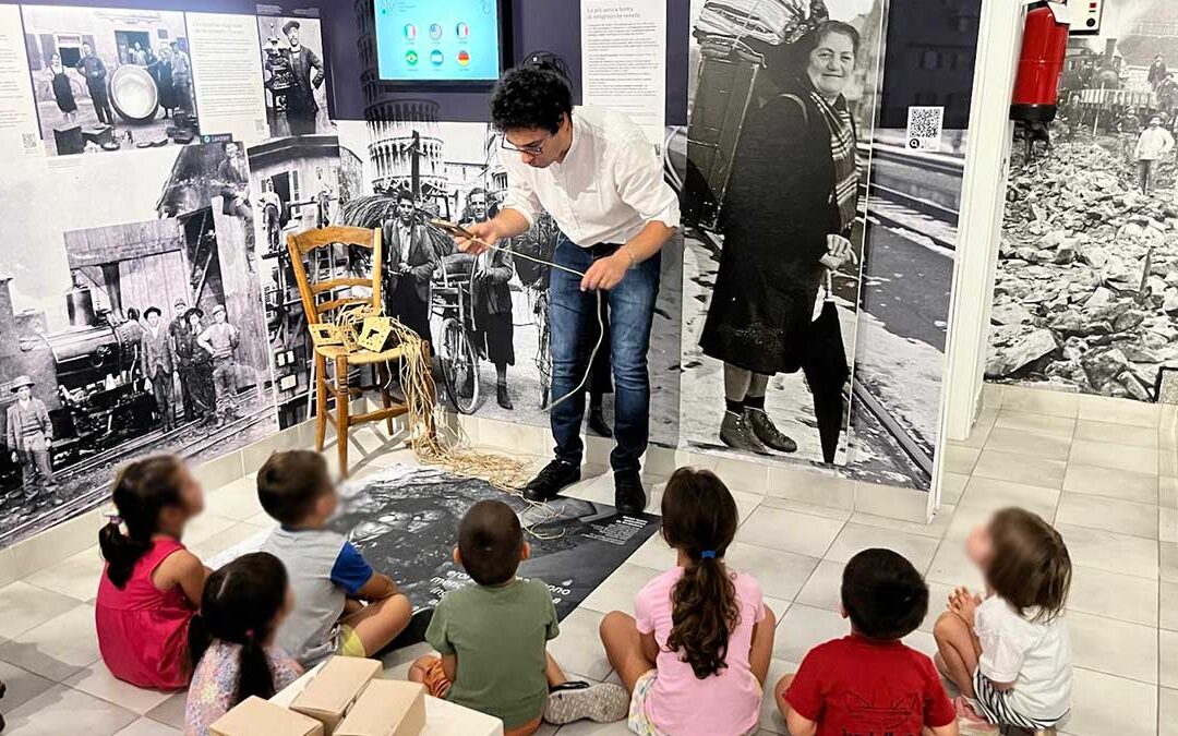Valigie di cartone e gelati fatti di pon-pon: così il MEV racconta l’emigrazione ai bimbi dell’infanzia