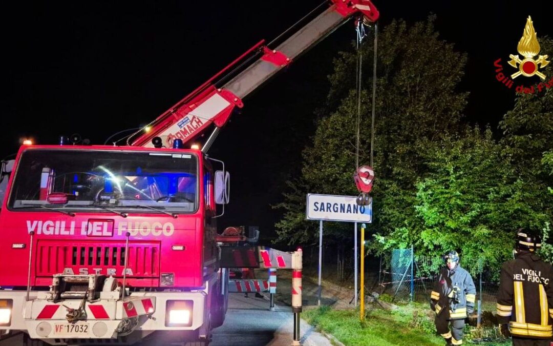 Belluno, due pedoni investiti a Sargnano: auto si ribalta in un canale, strada chiusa fino all’alba