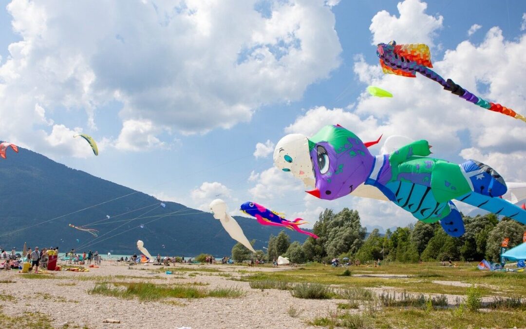 Alpago, il lago di Santa Croce ospita il Festival degli Aquiloni: attesa per la Nazionale di volo acrobatico