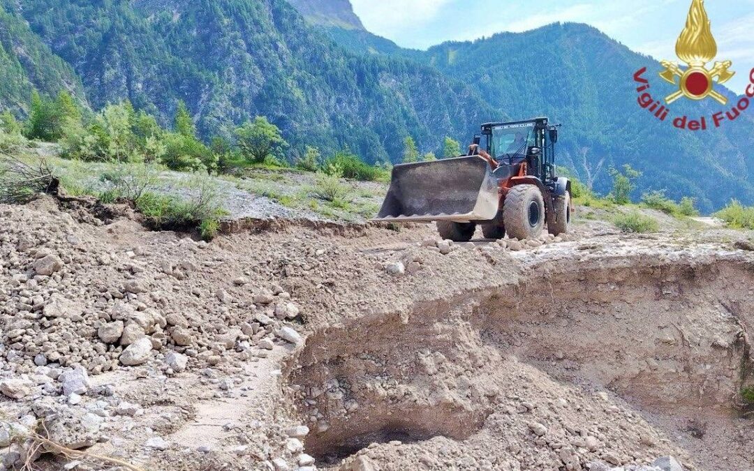 Frana in Val d’Oten a Calalzo di Cadore: strada liberata dai Vigili del Fuoco, in sicurezza 60 scout