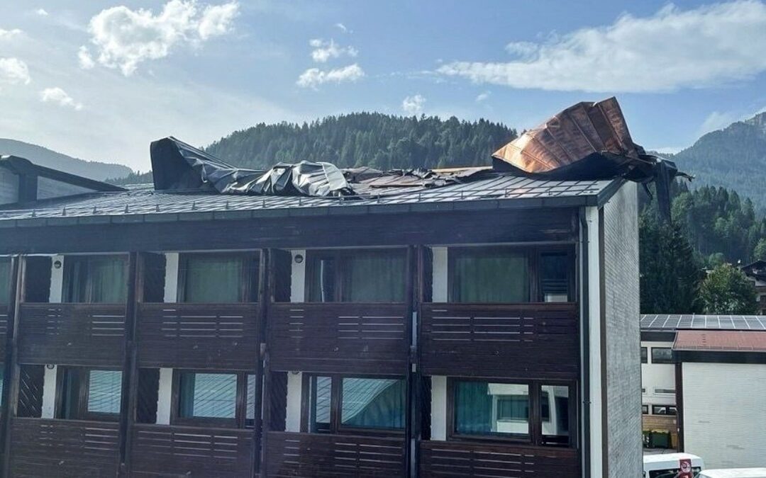 Maltempo in Agordino: forte vento scoperchia il tetto del Convitto Follador a Falcade