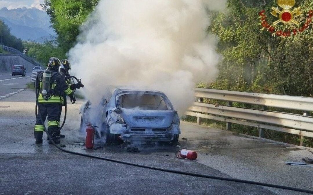 Auto in fiamme sull’A27 vicino al casello di Belluno