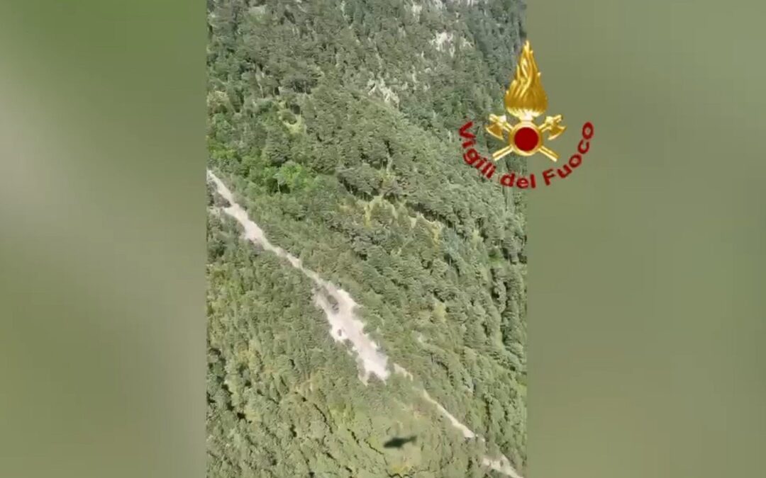 Frana ad Auronzo di Cadore, evacuata via Ligonto: 35 persone sfollate e case al momento inagibili. Il video