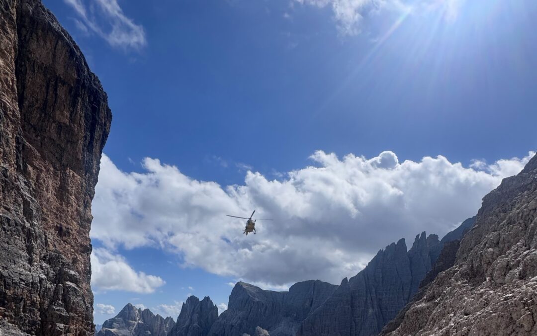 Cade lungo la Ferrata Zandonella sulla Croda Rossa: morto un escursionista di 43 anni