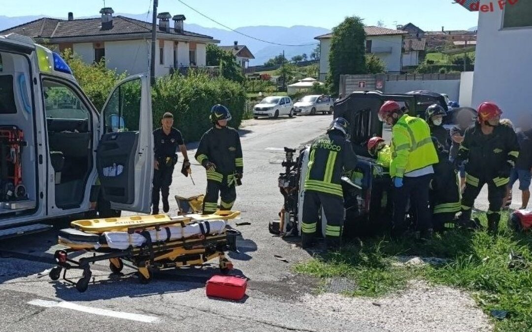 Incidente in via Agordo a Belluno: scontro tra microcar e moto, due feriti