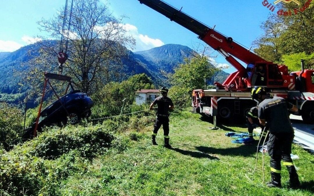 Perarolo di Cadore, auto finisce fuori strada e scivola nel pendio per 30 metri: illesi i due occupanti