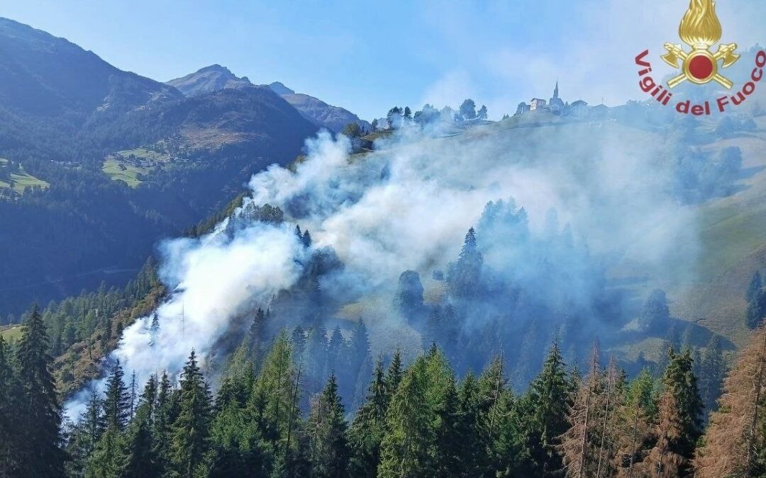 Vasto incendio boschivo a Colle Santa Lucia: chiusa la SR 203 per caduta massi, protette le abitazioni