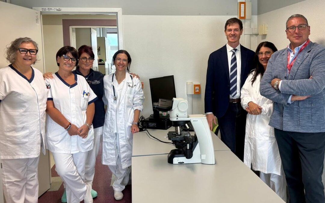 Sanità, diagnosi più rapide all’ospedale di Belluno: AIL dona due microscopi ad alta definizione