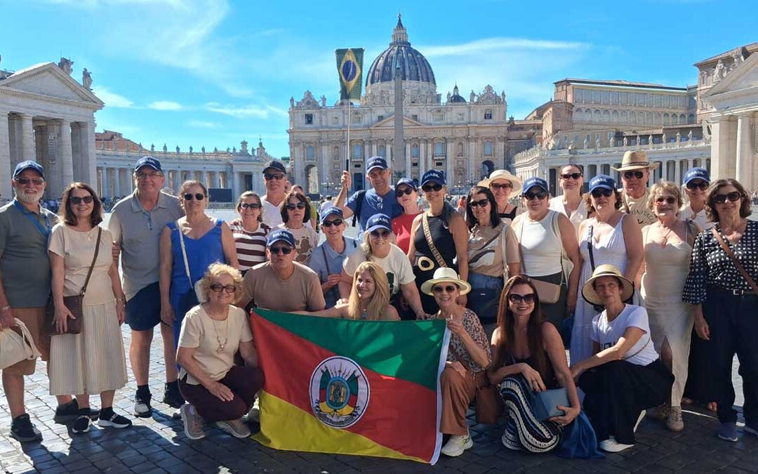 Papa Leone saluta la Famiglia Bellunese di Erechim in piazza San Pietro: l’emozione rimbalza in Brasile