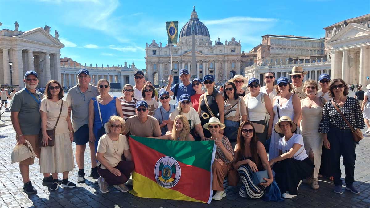 Una comitiva della Famiglia Bellunese di Erechim in Piazza San Pietro