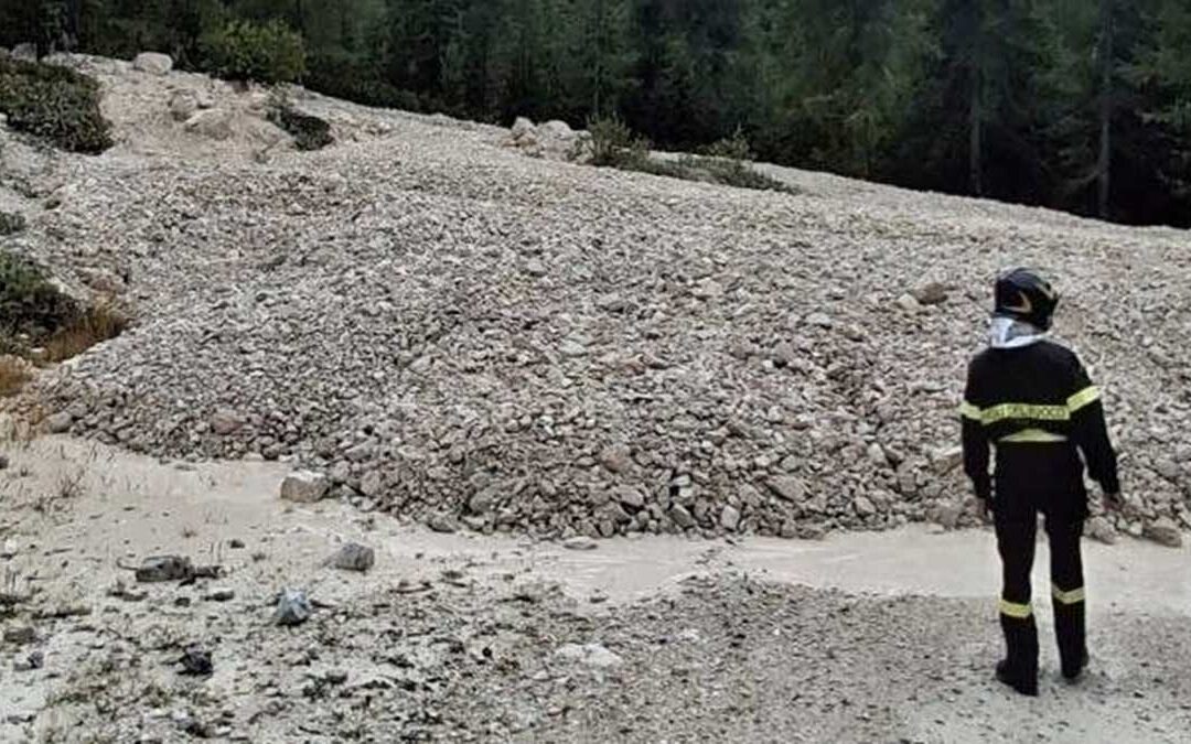 Frana a Passo Staulanza: Vigili del Fuoco e unità cinofile al lavoro sulla strada per il Rifugio Città di Fiume