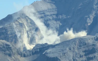 Enorme frana sulle Tofane a Cortina: nube di polvere in Val Travenanzes, elicottero in sorvolo