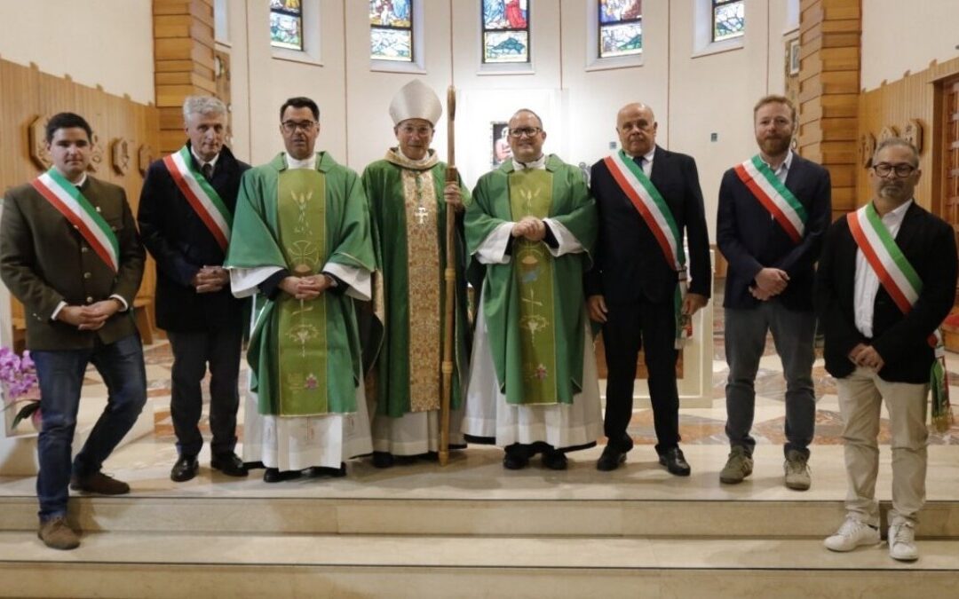 Alto Agordino, la festa delle comunità: il vescovo Marangoni presiede l’insediamento di don Simone Ballis e don Andrea Constantini