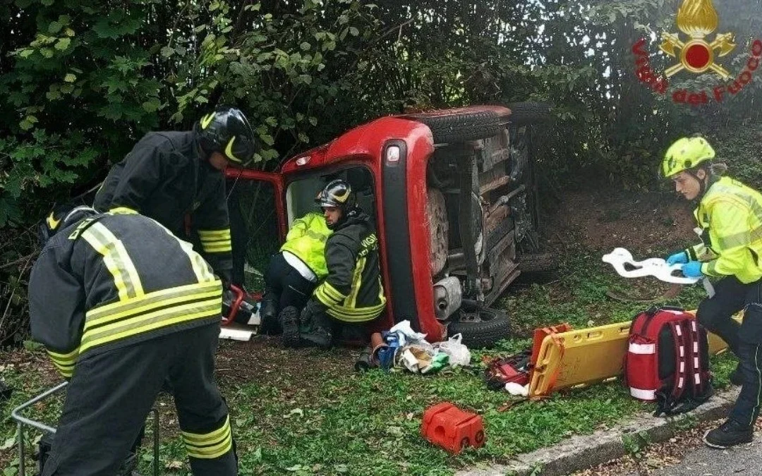 Bellunese, mattinata di interventi per i Vigili del Fuoco: auto ribaltata a San Gregorio e trattore incastrato in galleria a Belluno