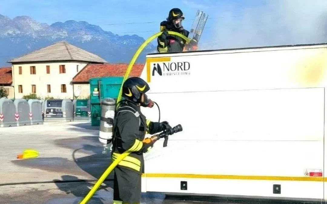 Incendio compattatore rifiuti a Borgo Valbelluna: pronto intervento dei Vigili del Fuoco