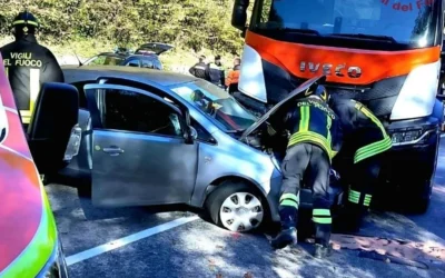 Perarolo di Cadore, scontro tra auto e camion a Fontanelle: due feriti, incastrato il conducente