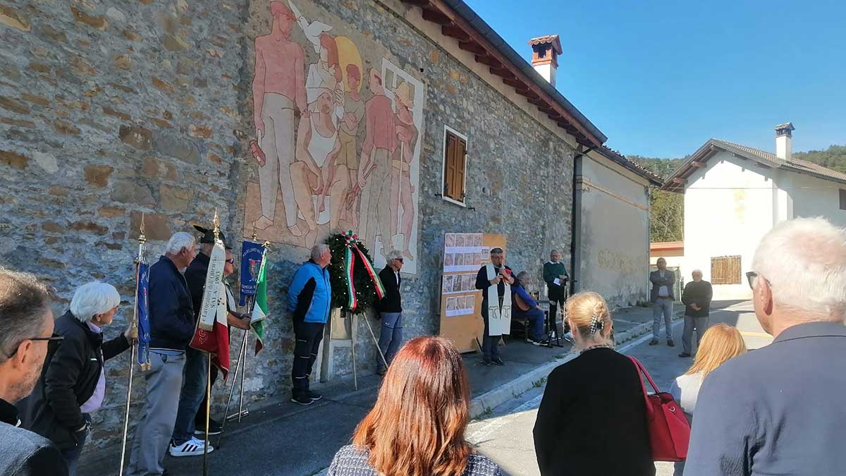 benedizione_murale_esempon_sala_belluno Sala, benedizione del murales presente nella piazza Esempon
